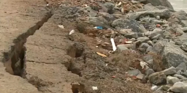 Marataízes: Rachaduras em obra de contenção preocupam moradores