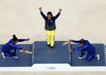 Paris 2024: Biles “se curva” para Rebeca após derrota no solo
