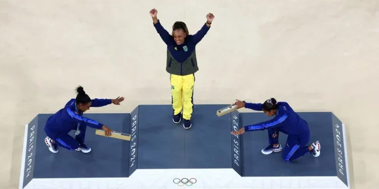 Paris 2024: Biles “se curva” para Rebeca após derrota no solo