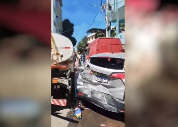 Presidente Kennedy: Caminhão sem freio atinge quatro veículos no Centro da cidade