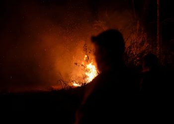 Bolívia: Fumaça transforma o dia em noite enquanto incêndios florestais se alastram
