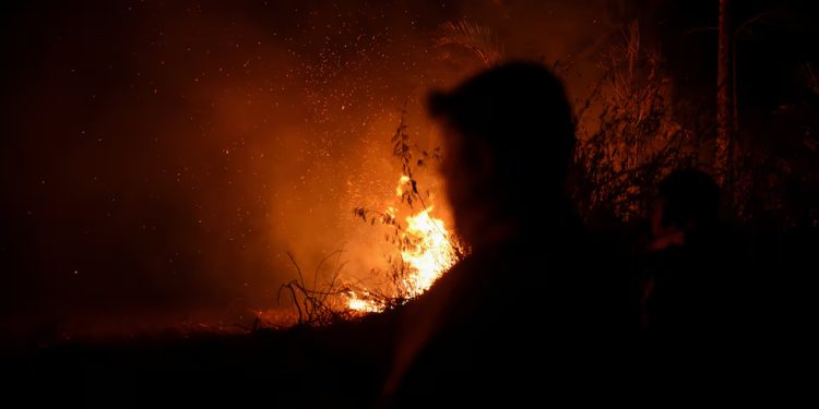 Bolívia: Fumaça transforma o dia em noite enquanto incêndios florestais se alastram
