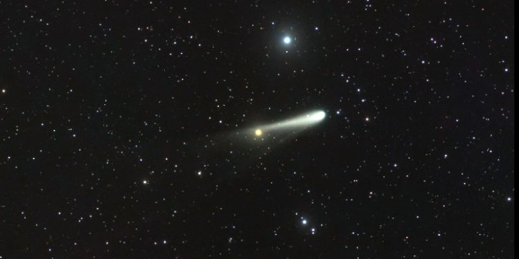 Astronomia: “Cometa do século” passa pela Terra e será visível a olho nu