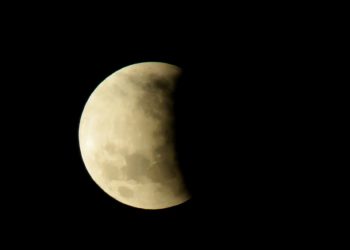 Fenômeno: Superlua e eclipse parcial acontecem juntos nesta terça (17)