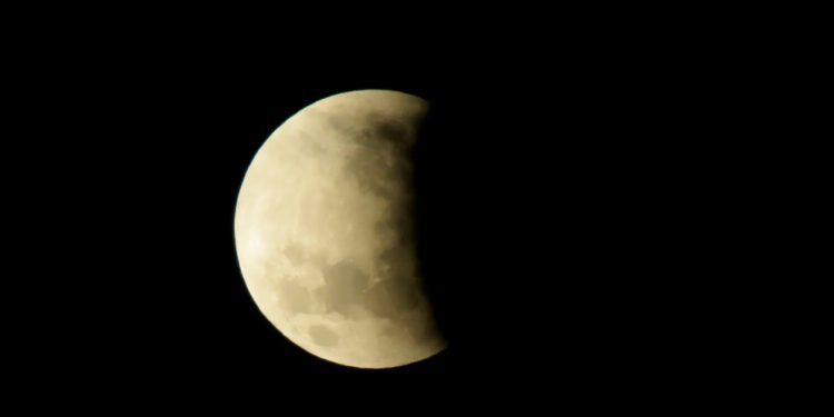 Fenômeno: Superlua e eclipse parcial acontecem juntos nesta terça (17)