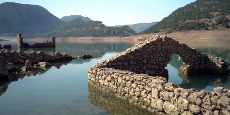 Grécia: Vilarejo submerso reaparece após seca severa