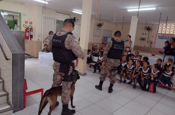Polícia Militar: Batalhão de Ações com Cães visita escola de Vila Velha