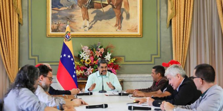 Venezuela: Maduro recebe MST e comemora “socialismo do século 21”