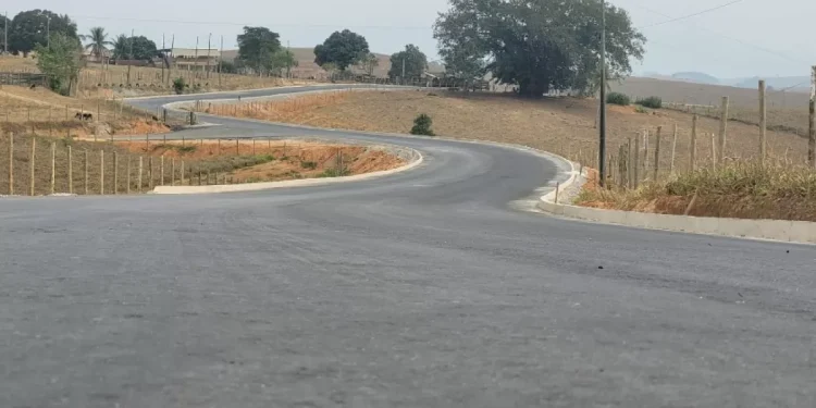 Presidente Kennedy: Estrada entre Monte Belo e Mineirinho recebe pavimentação asfáltica