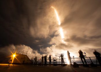 Espaço: SpaceX lança tripulação privada de bilionário em missão histórica de caminhada espacial