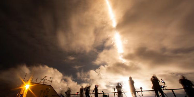 Espaço: SpaceX lança tripulação privada de bilionário em missão histórica de caminhada espacial
