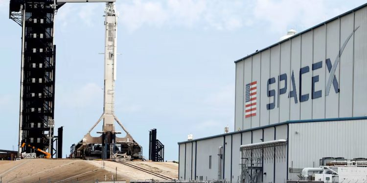 Espaço: SpaceX pronta para lançar tripulação privada de bilionário em missão inovadora