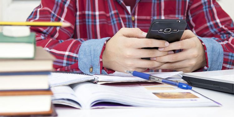 Educação: MEC propõe lei que proíbe o uso de celulares dentro de salas de aula