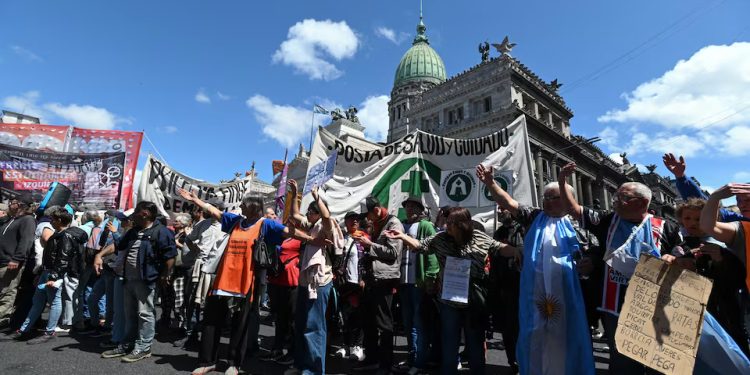 Argentina: Parlamento não consegue derrubar veto de Milei ao financiamento universitário