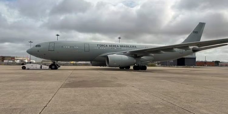 Segurança: Avião da FAB decola do Líbano com 229 brasileiros resgatados