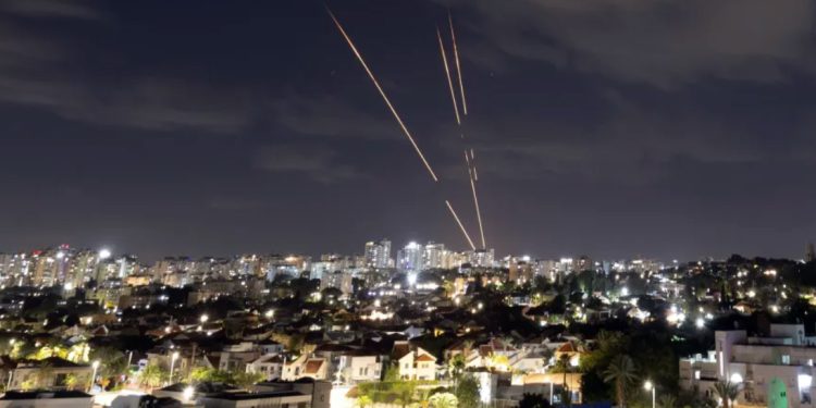 Oriente Médio: Irã lança ataque de mísseis contra Israel