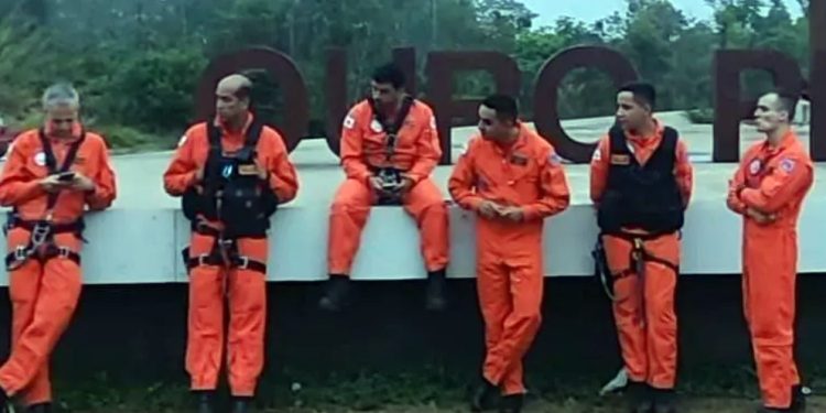 Minas Gerais: Helicóptero dos bombeiros que fazia buscas por avião acidentado cai com 6 tripulantes a bordo