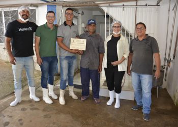 Presidente Kennedy: Prefeitura entrega primeiro certificado do Serviço de Inspeção Municipal para Agroindústria
