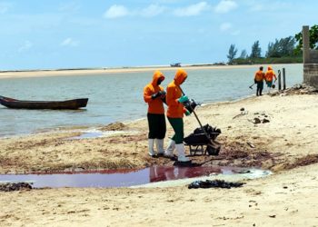 São Mateus: “Material desconhecido” é encontrado em praia do Espirito Santo
