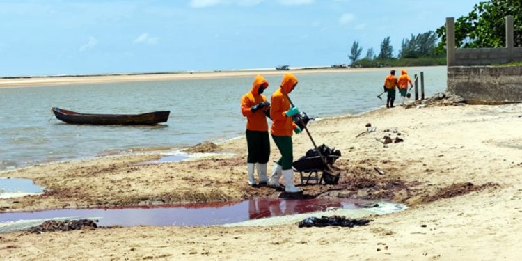 São Mateus: “Material desconhecido” é encontrado em praia do Espirito Santo