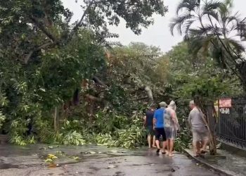 RJ: Chuva e vento matam 3, deixam navio à deriva, afetam transportes e derrubam árvores