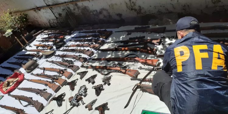 Argentina: Polícia apreende grande arsenal de armas nazistas e recordações da era Hitler