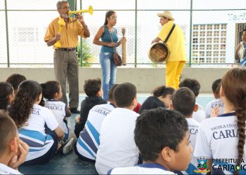 Cariacica: Produtora cultural com deficiência visual leva projeto de congo à escola