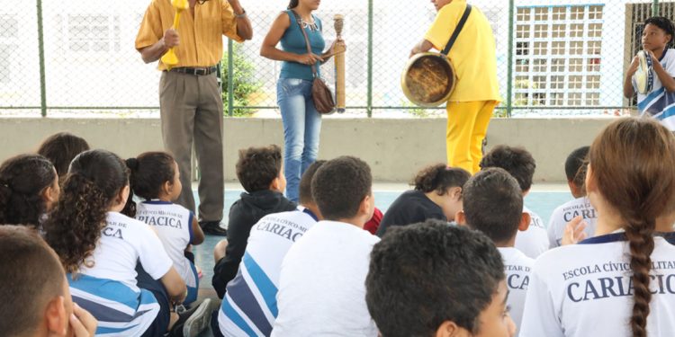 Cariacica: Produtora cultural com deficiência visual leva projeto de congo à escola