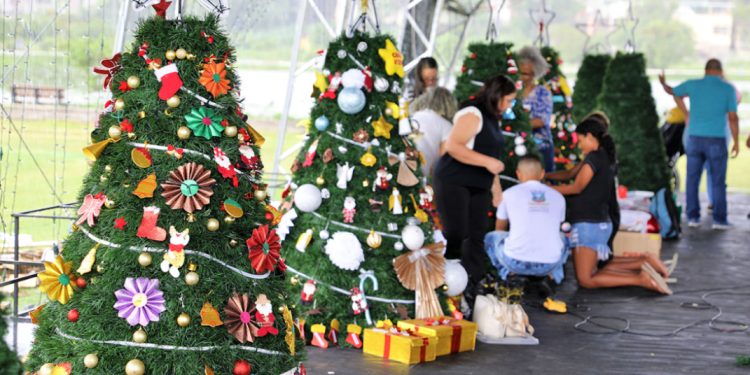 Cariacica: Vila de Natal celebra inclusão e solidariedade com árvores montadas por instituições sociais