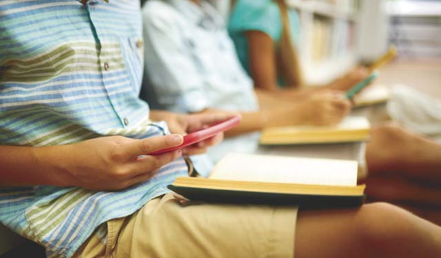 Cariacica: Educação estabelece regras para uso consciente de celulares nas escolas