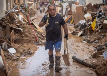 Espanha: Barcelona é atingida por nova enchente enquanto equipes de resgate trabalham em Valência