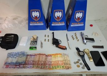 Anchieta: PM aborda veículo suspeito e apreende armas e drogas na Praia da Guanabara