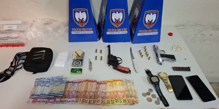 Anchieta: PM aborda veículo suspeito e apreende armas e drogas na Praia da Guanabara