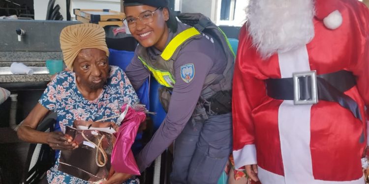 Guarapari: Polícia Militar recolhe doações em apoio à campanha de Natal ‘Adote um Idoso’