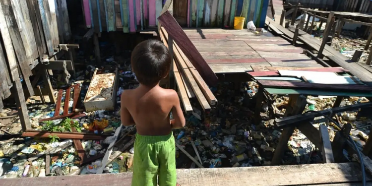 Estudo da USP: Pobreza acelera envelhecimento do Cérebro