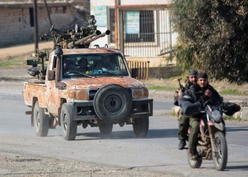 Síria: Exército fecha aeroporto e estradas enquanto rebeldes invadem Aleppo