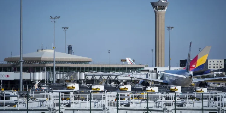 França: Cadela foge de avião e operação inédita fecha o aeroporto Charles de Gaulle