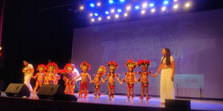 Anchieta: Alunos anchietenses encantam na Mostra de Danças Populares com celebração da cultura brasileira