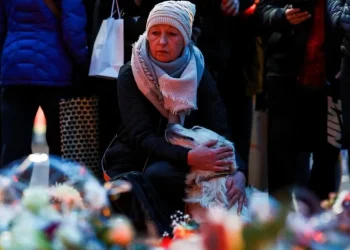 Alemanha: Uma criança de nove anos está entre os cinco mortos em ataque em mercado de Natal