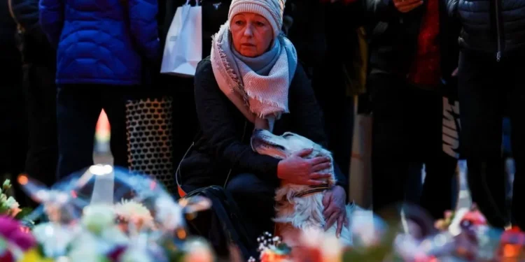 Alemanha: Uma criança de nove anos está entre os cinco mortos em ataque em mercado de Natal