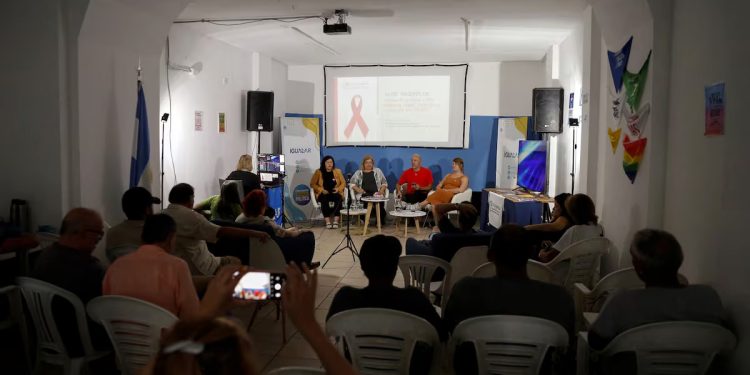 Argentina: Pacientes e médicos com HIV temem impacto dos cortes de gastos de Milei