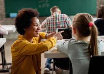 Piúma: Prefeitura abre processo seletivo com 89 vagas para Assistente de Creche