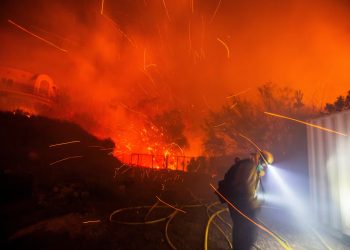 Califórnia: Incêndio florestal em Malibu destrói casas e força 6.3 mil pessoas a evacuar