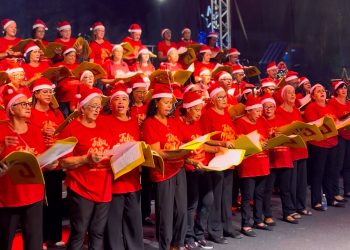 Piúma: Cantata de Natal encanta moradores e visitantes na Praça Dona Carmen