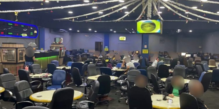 Rio: PF apreende 211 máquinas caça-níquel e R$ 50 mil em dinheiro vivo
