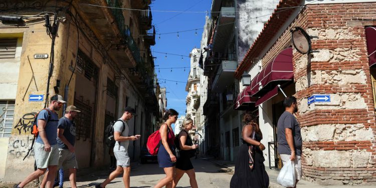 Cuba: Turismo enfrenta dificuldades com apagões e escassez afastando visitantes