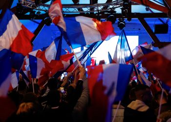 Mundo: A democracia entra em 2025 ensanguentada, mas inabalável