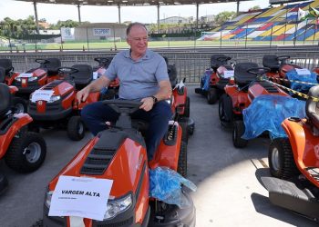 Espírito Santo: Governador entrega de equipamentos esportivos para 31 municípios