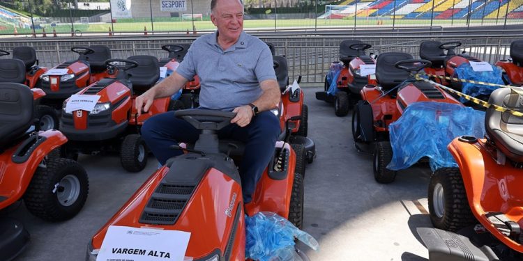 Espírito Santo: Governador entrega de equipamentos esportivos para 31 municípios