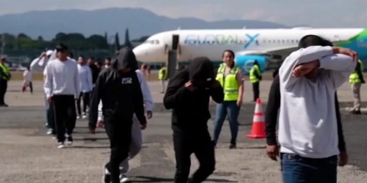 Guatemala: Voos de deportação dos EUA trazem centenas de migrantes de volta